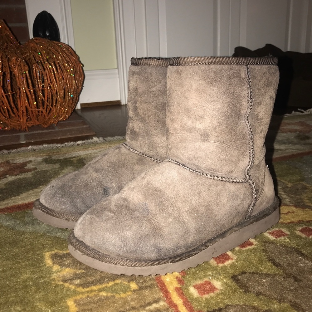 Short chocolate brown uggs